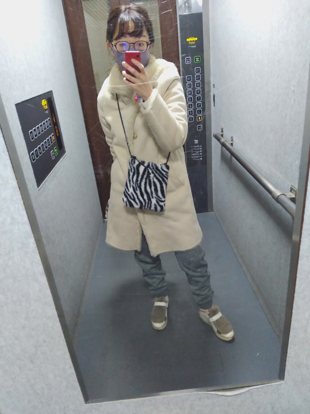 「今日のコーデ、大人カジュアル、スニーカーコーデ、低身長コーデ、ゆるコーデ、シンプルコーデ」｜「UNIQLOのアイテム（ムートンコート、ホワイト系）」を使った、kyon2さん（レディース・150cm）の冬コーディネートの1枚目の写真