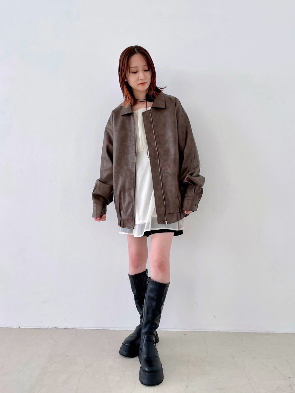 「秋っぽコーデ更新中、秋服コーデ、オトナ女子、チョーカー、韓国ファッション、シアートップス、オフショル、ロングブーツ、淡色コーデ、低身長、ブラウン、ブーツ、イエベ秋」｜「PURE BRIGHTのフェイクレザーオーバーブルゾン（ブルゾン、ブラウン系）」を使った、maoさん（レディース・151cm）の秋コーディネートの1枚目の写真