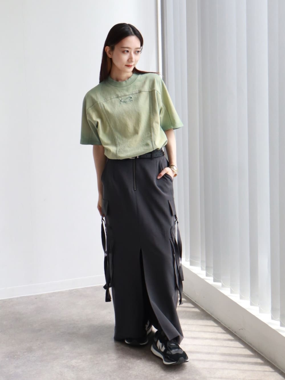 「カーゴスカート、スカート、シークエンズ、夏コーデ、スポーツミックス、ロングスカート、スニーカー、Tシャツ、ニューバランス、低身長コーデ」｜「SEQUENZの【SEQUENZ/シークエンズ】WASHED SPLASH S/S TEE / オーバーサイズ ヴィンテージライク 半袖Tシャツ（Tシャツ/カットソー、グリーン系）」を使った、maoさん（骨格ウェーブ・レディース・152cm）の夏コーディネートの1枚目の写真