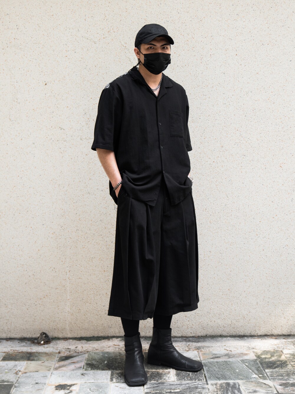 「ootd、夏、休閒、oversize、黑色系、black、襯衫、寬褲、靴子、方頭靴、古巴領、開襟シャツ」｜「reposのアイテム（アンサンブル、ブラック系）」を使った、wadeさん（メンズ・175cm）の夏コーディネートの1枚目の写真