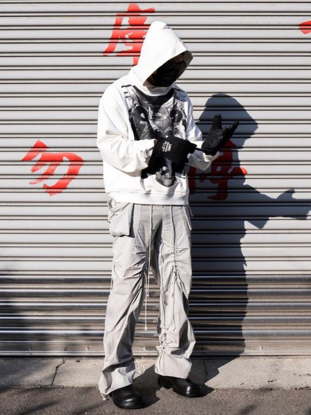 「ootd、街頭穿搭、休閒、工裝褲、白、Taiwan、Repos、帽T」｜「reposのアイテム（チノパンツ、シルバー系）」を使った、wadeさん（メンズ・175cm）の春コーディネートの1枚目の写真