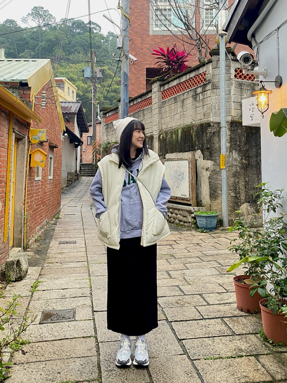 「NIKEのNIKE WOMENS ZOOM VOMERO 5 / ナイキ ウィメンズ ズーム ボメロ 5 【SP】（スニーカー、グレー系）」を使った、Hsuan2さん（レディース・168cm）の冬コーディネートの1枚目の写真