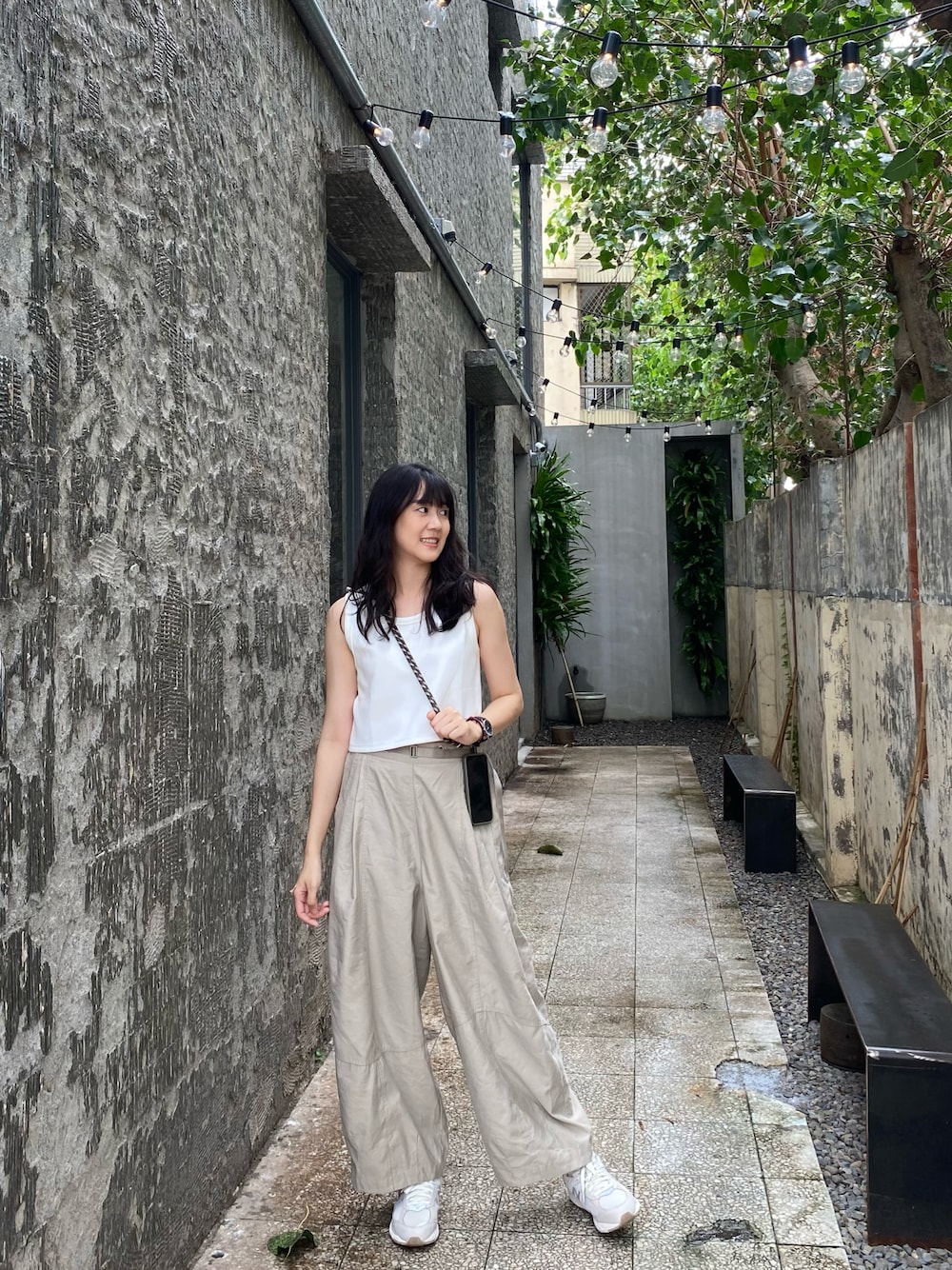 「mougganのアイテム（チノパンツ、ベージュ系）」を使った、Hsuan2さん（レディース・168cm）の秋コーディネートの1枚目の写真