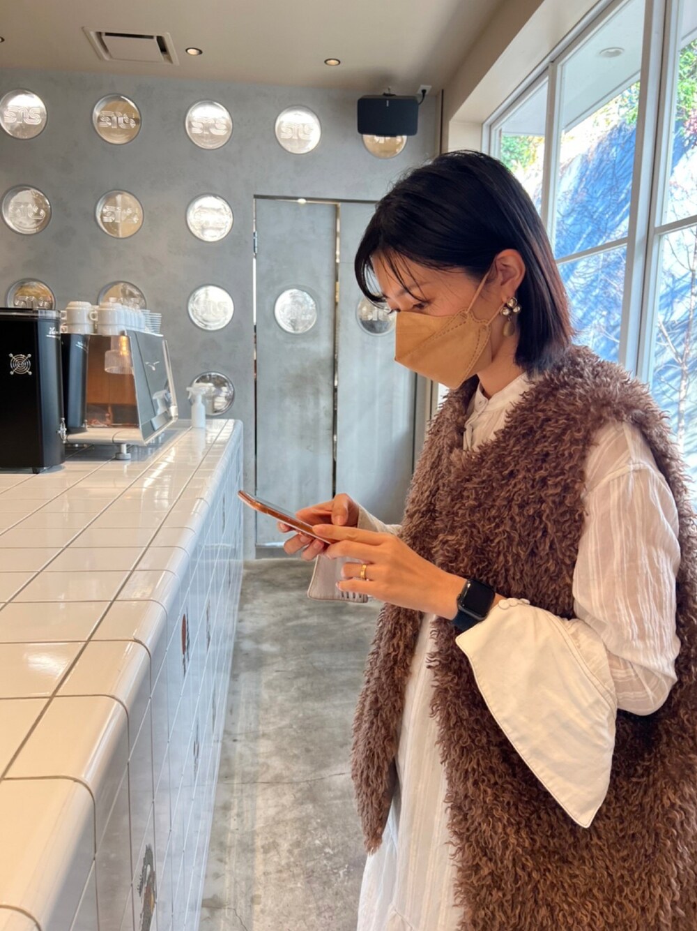 「オトナカジュアル、クリスマスに着たい服、大人コーデ、今日のコーデ、お出かけコーデ、シャツワンピース、ベスト」｜「mysticのアイテム（ジャケット/アウター、ブラウン系）」を使った、shizuka さん（レディース・163cm）の冬コーディネートの1枚目の写真