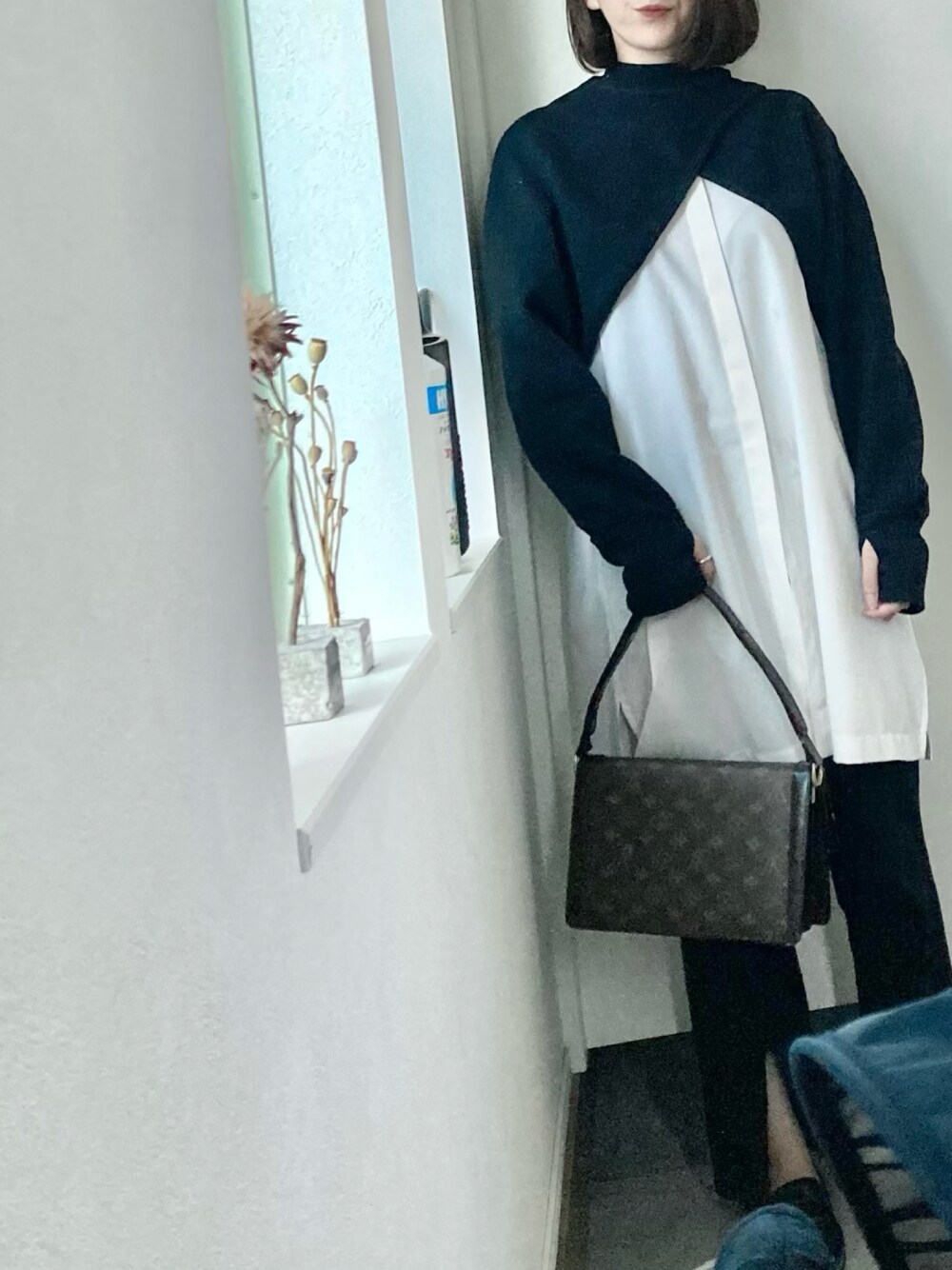 その他のバッグ、ブラック系のカーディガン/ボレロ、ホワイト系のシャツ/ブラウスを着用したレディースの秋コーディネートの1枚目の写真