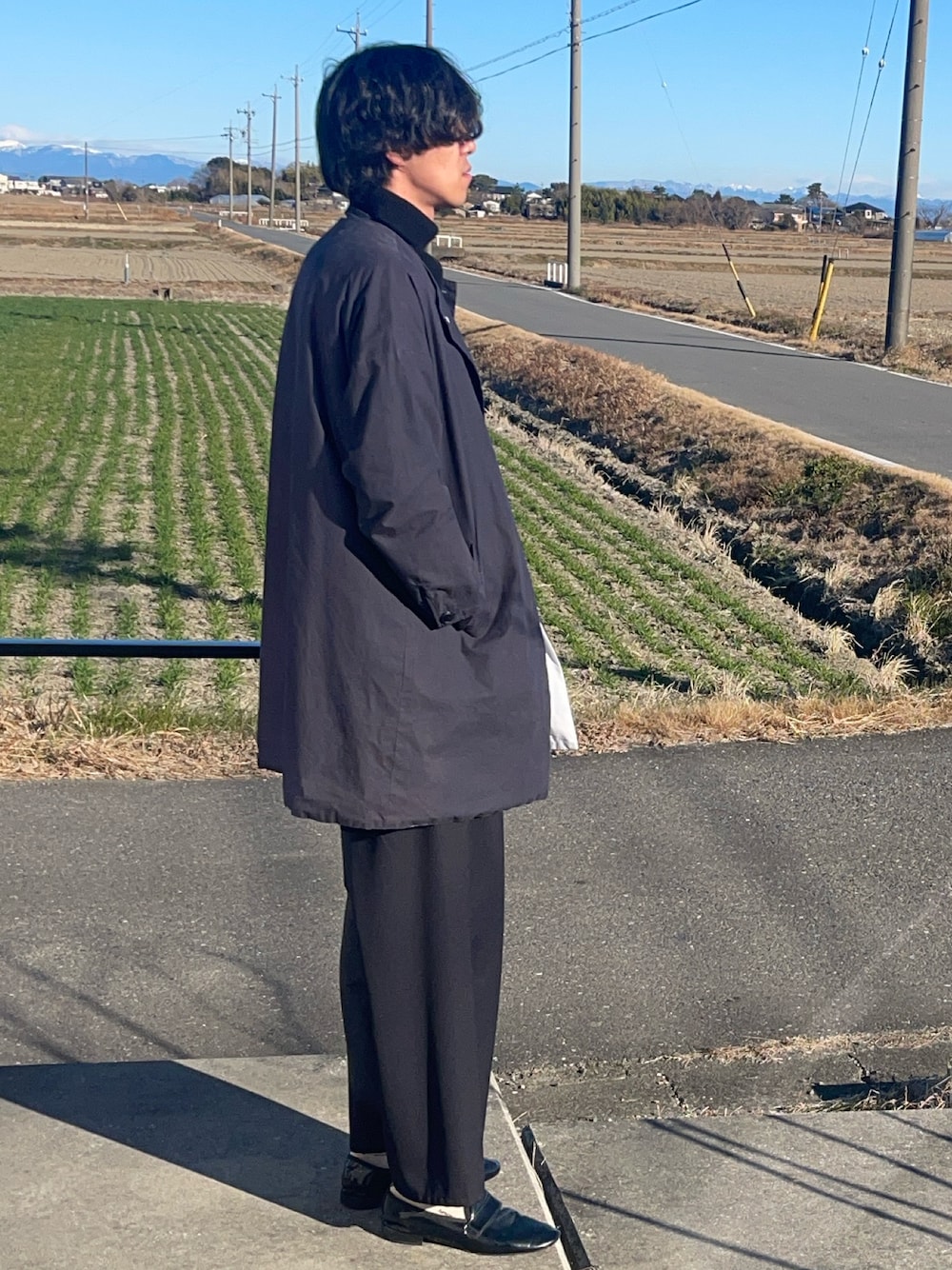 「オールブラック、ANDERSEN-ANDERSEN、eel、ironari、digawel、repetto、黒ワイドパンツ、黒タートルネック、メンズファッション、ファッションを楽しもう、今日のコーデ、単色コーデ、メンズコーデ、シンプルスタイル、秋冬コーデ」｜「DIGAWELのwool easy pants（スラックス、ブラック系）」を使った、蚊取り豚。さん（メンズ・183cm）の冬コーディネートの1枚目の写真