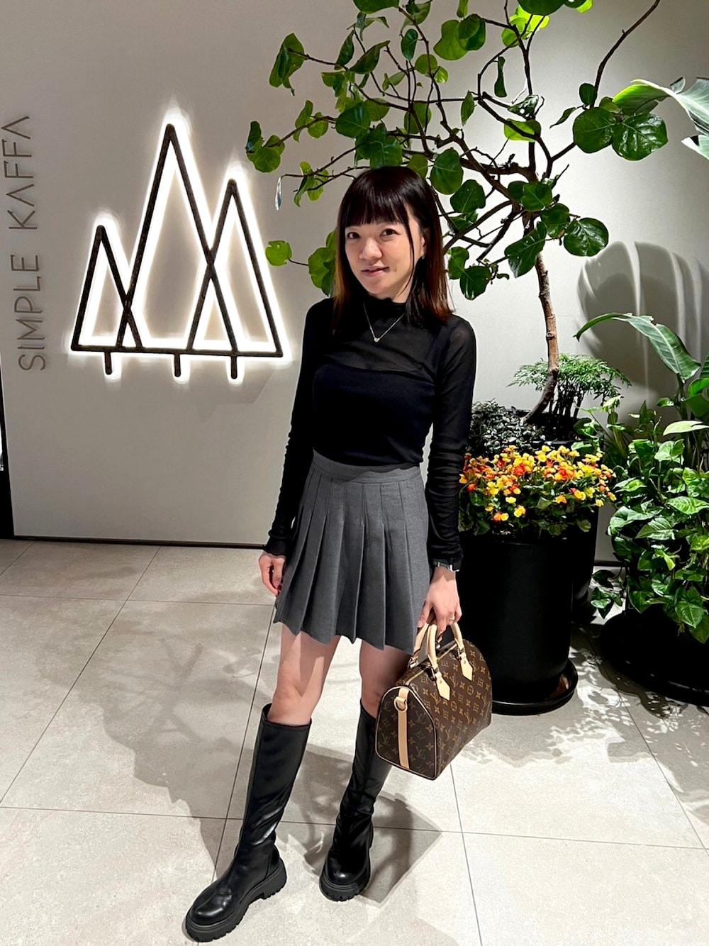 「Bff、LOUIS  VUITTON、百褶裙」｜「sheinのアイテム（ブーティ、ブラック系）」を使った、xiaomoさん（レディース・158cm）の秋コーディネートの1枚目の写真