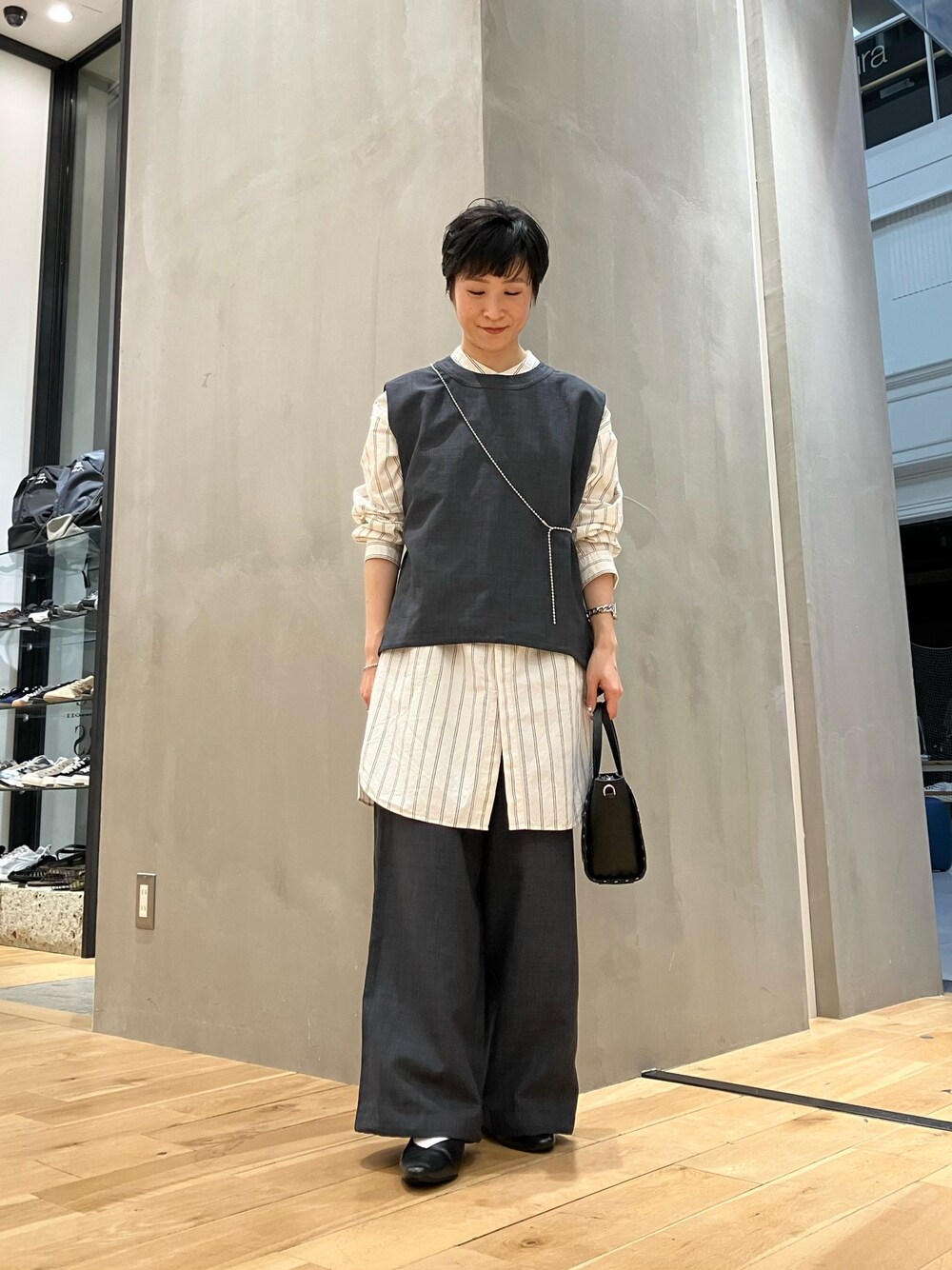 「EKAL、DOORS、FORK&SPOON、AULENTTI、SMELLY、30代前半、低身長、イエべ秋、骨格ナチュラル、ナチュラル×イエベ秋、シューズサイズ23cm〜23.5cm、シャツ、吸水速乾、UVカット」｜「EKALの『吸水速乾/UVカット』ハイツイストフレンチスリーブブラウス（シャツ/ブラウス、グレー系）」を使った、よねむらあやさん（レディース・150cm）の秋コーディネートの1枚目の写真