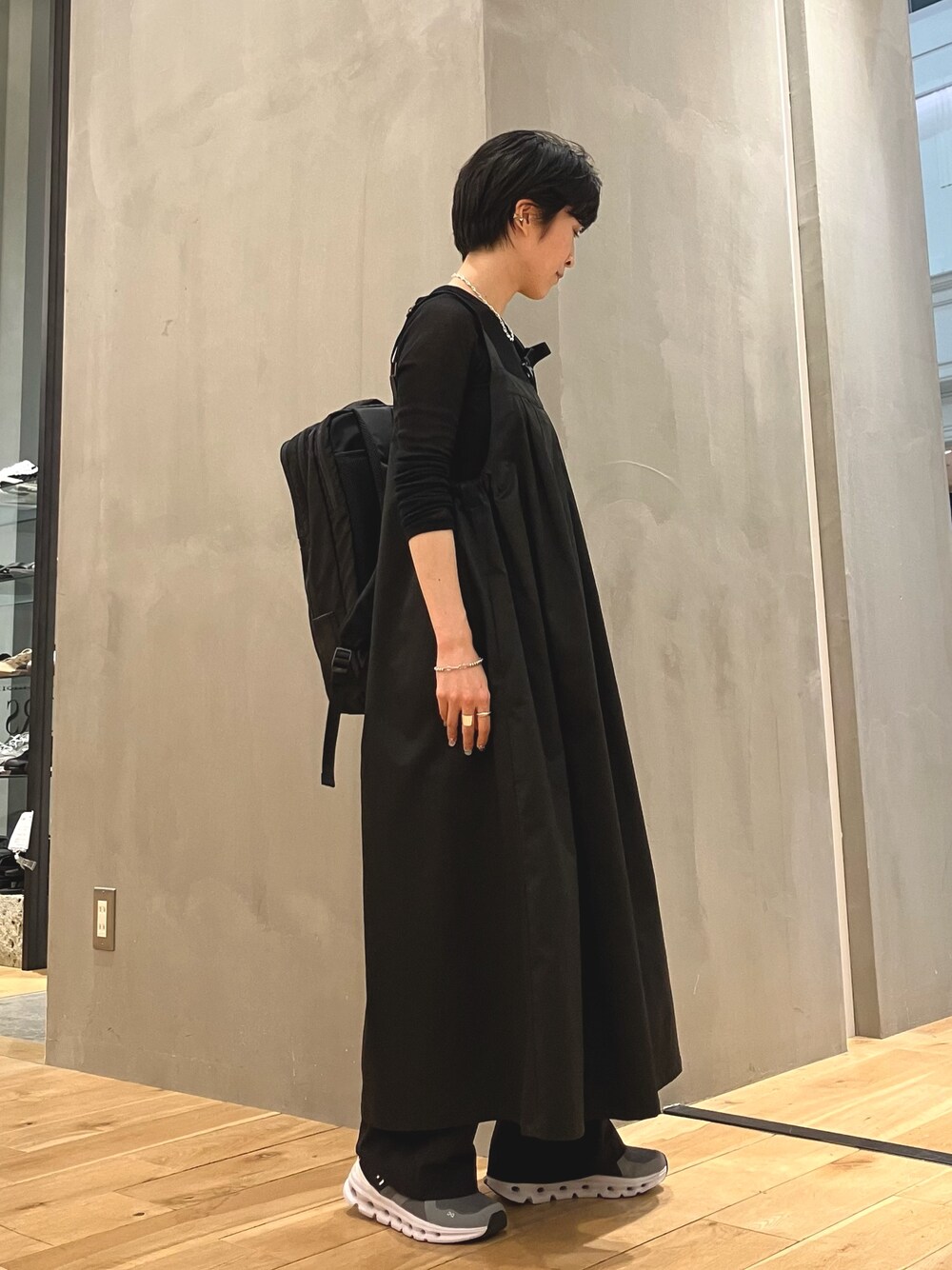 ブラック系のワンピース、ブラック系のその他パンツ、ブラック系のスニーカーを着用したレディースの夏コーディネートの1枚目の写真