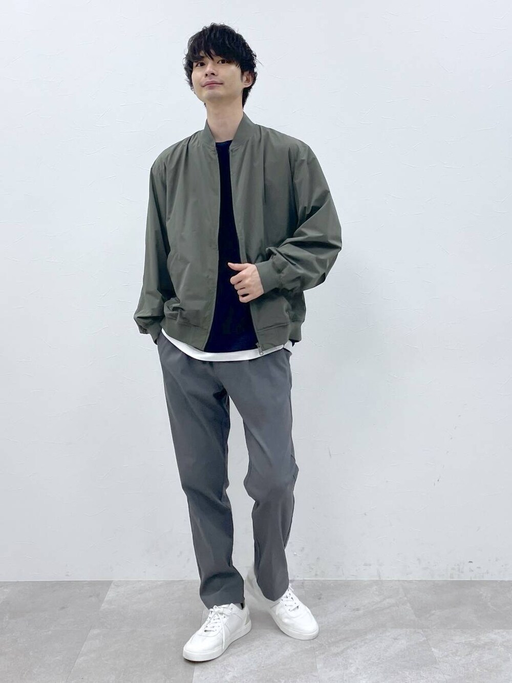 ブラック系のTシャツ/カットソー、グリーン系のMA-1、グレー系のその他パンツを着用したメンズの春コーディネートの1枚目の写真