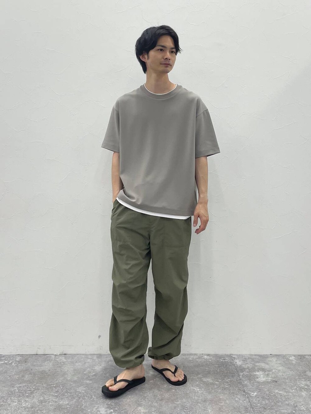 グリーン系のその他パンツ、ベージュ系のTシャツ/カットソーを着用したメンズの夏コーディネートの1枚目の写真