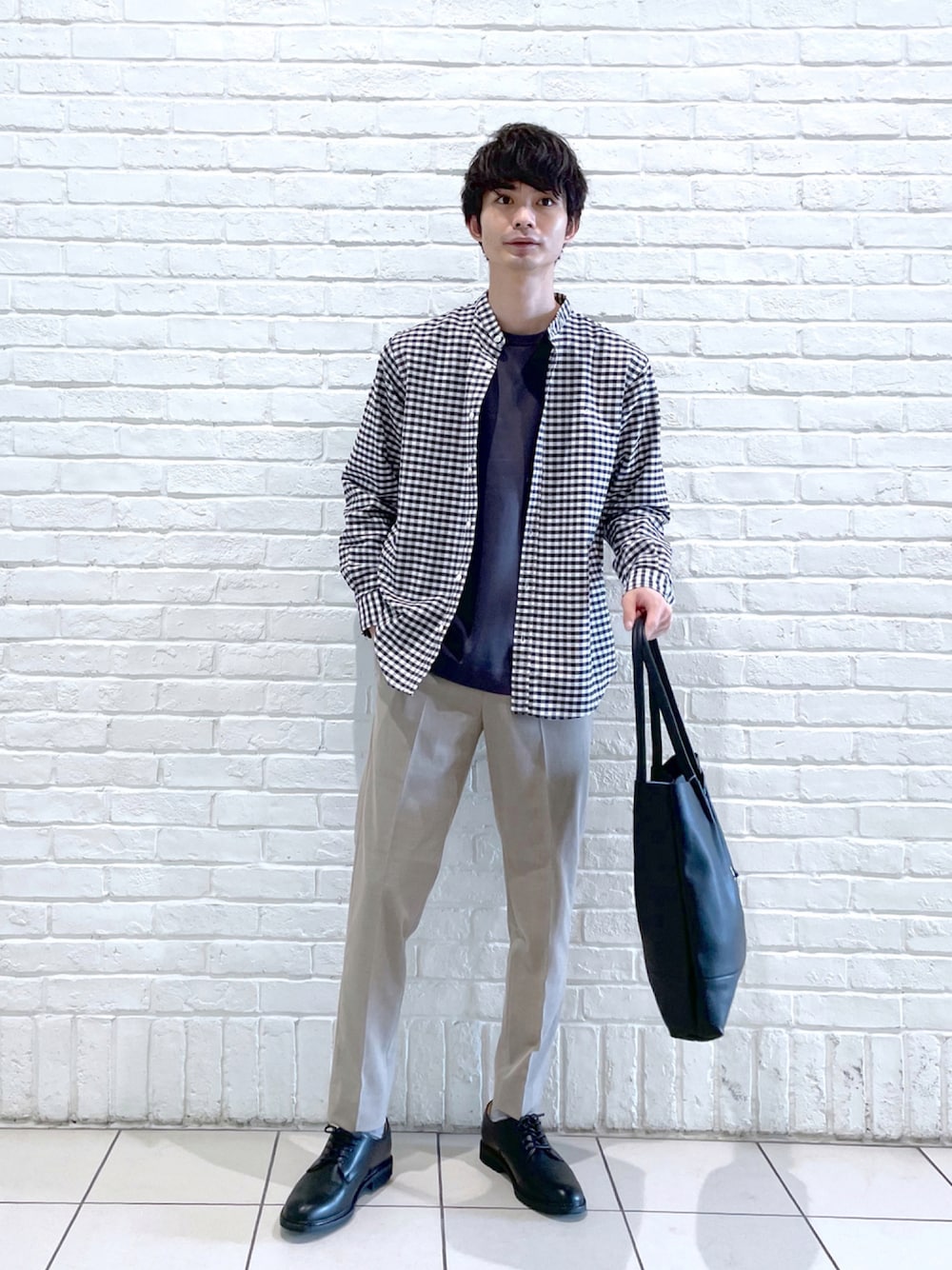 その他のシャツ/ブラウス、グレー系のTシャツ/カットソー、ブラック系のトートバッグを着用したメンズの秋コーディネートの1枚目の写真