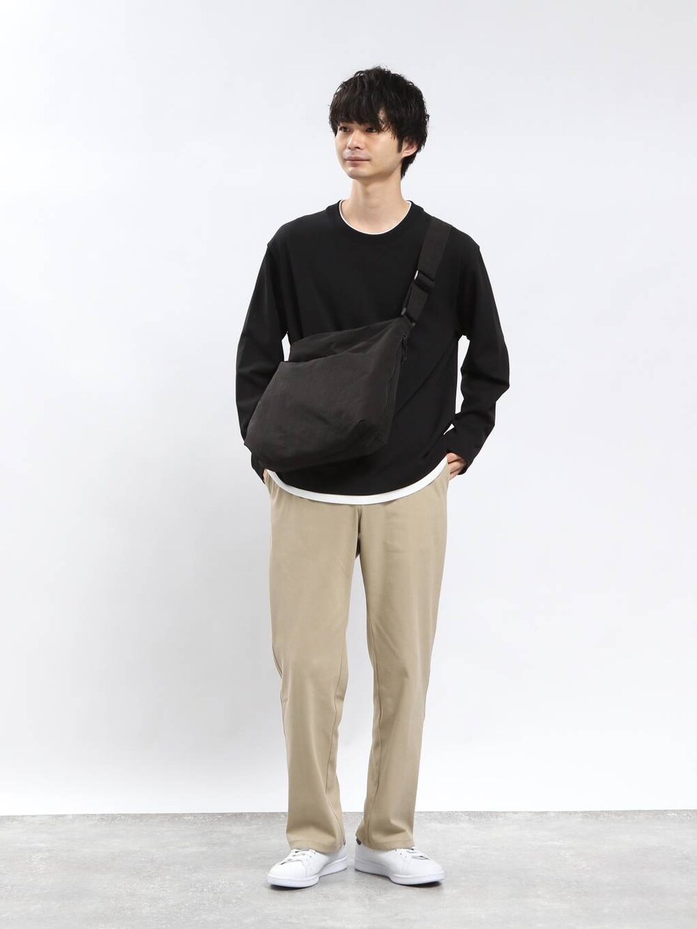 ブラック系のショルダーバッグ、ベージュ系のその他パンツ、ブラック系のTシャツ/カットソーを着用したメンズの春コーディネートの1枚目の写真