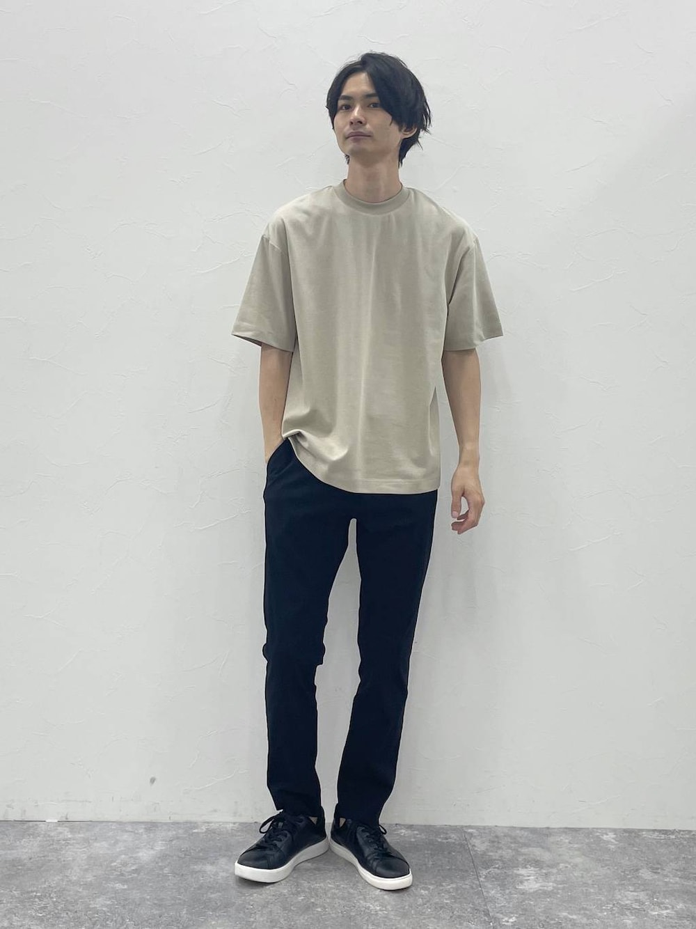 ブラック系のその他パンツ、ベージュ系のTシャツ/カットソーを着用したメンズの夏コーディネートの1枚目の写真