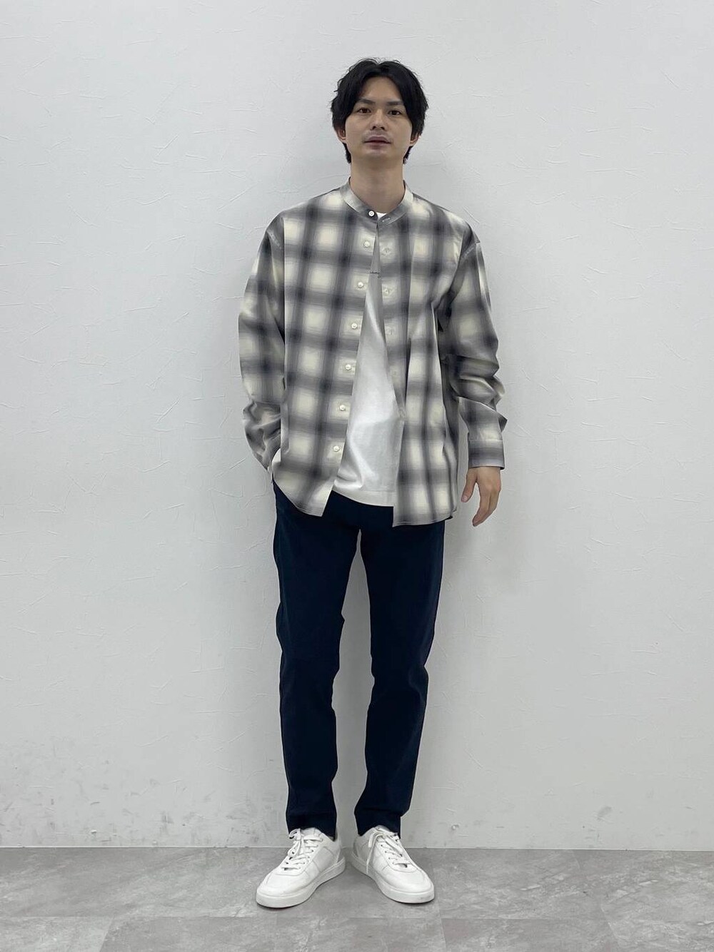 ホワイト系のシャツ/ブラウス、ブルー系のその他パンツ、ホワイト系のTシャツ/カットソーを着用したメンズの夏コーディネートの1枚目の写真