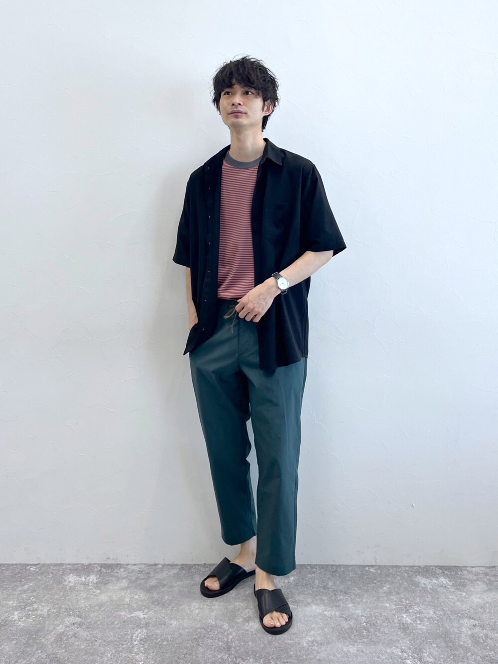 グリーン系のその他パンツ、ブラック系のサンダル、ブラック系のシャツ/ブラウスを着用したメンズの夏コーディネートの1枚目の写真