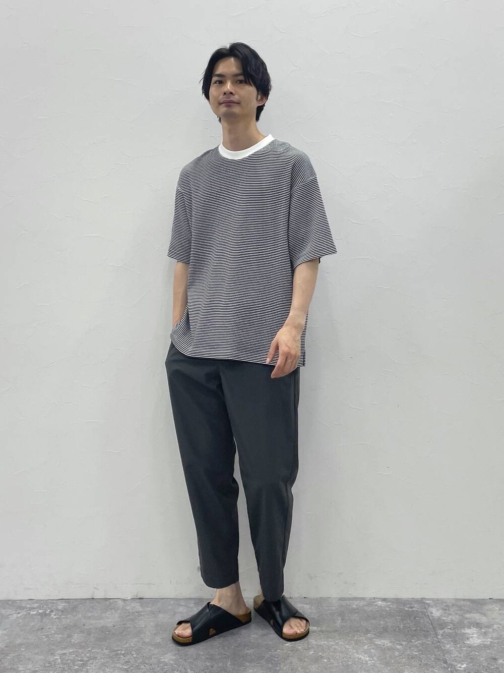 グレー系のその他パンツ、グレー系のTシャツ/カットソーを着用したメンズの夏コーディネートの1枚目の写真