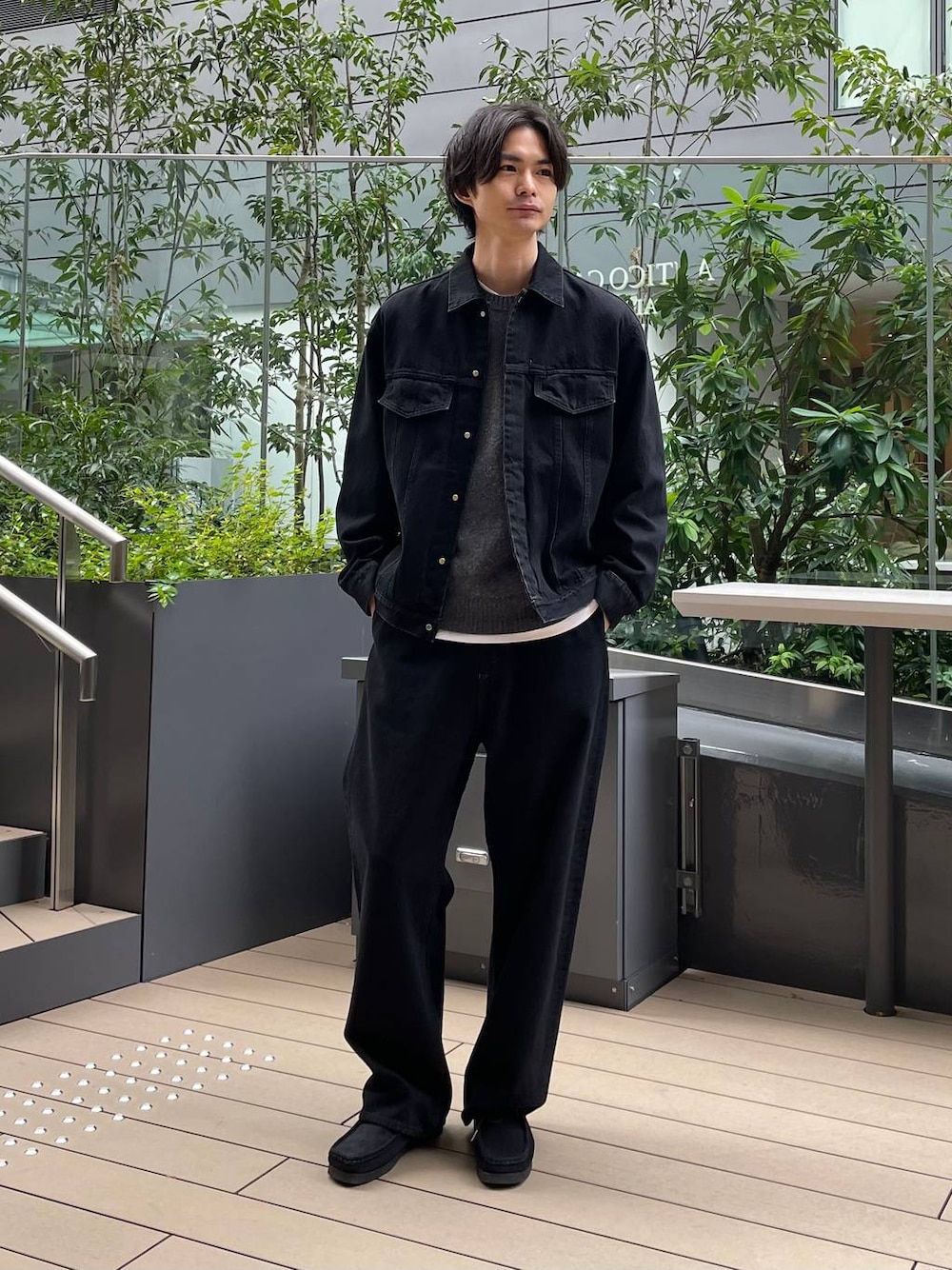 ブラック系のモカシン/デッキシューズ、ブラック系のデニムパンツ、ブラック系のデニムジャケットを着用したメンズの冬コーディネートの1枚目の写真