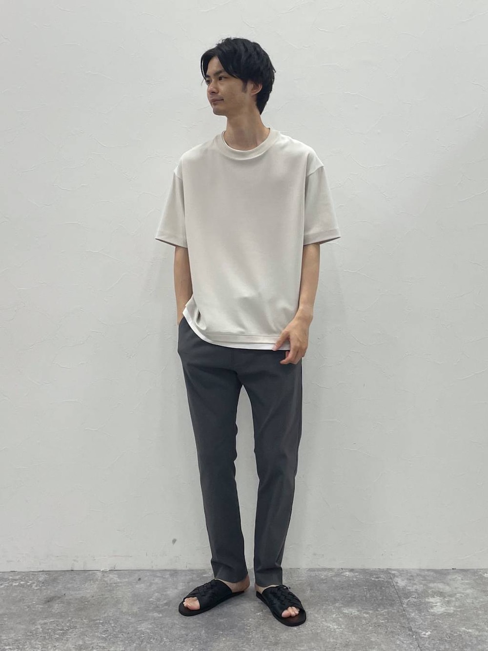 グレー系のその他パンツ、ホワイト系のTシャツ/カットソーを着用したメンズの夏コーディネートの1枚目の写真