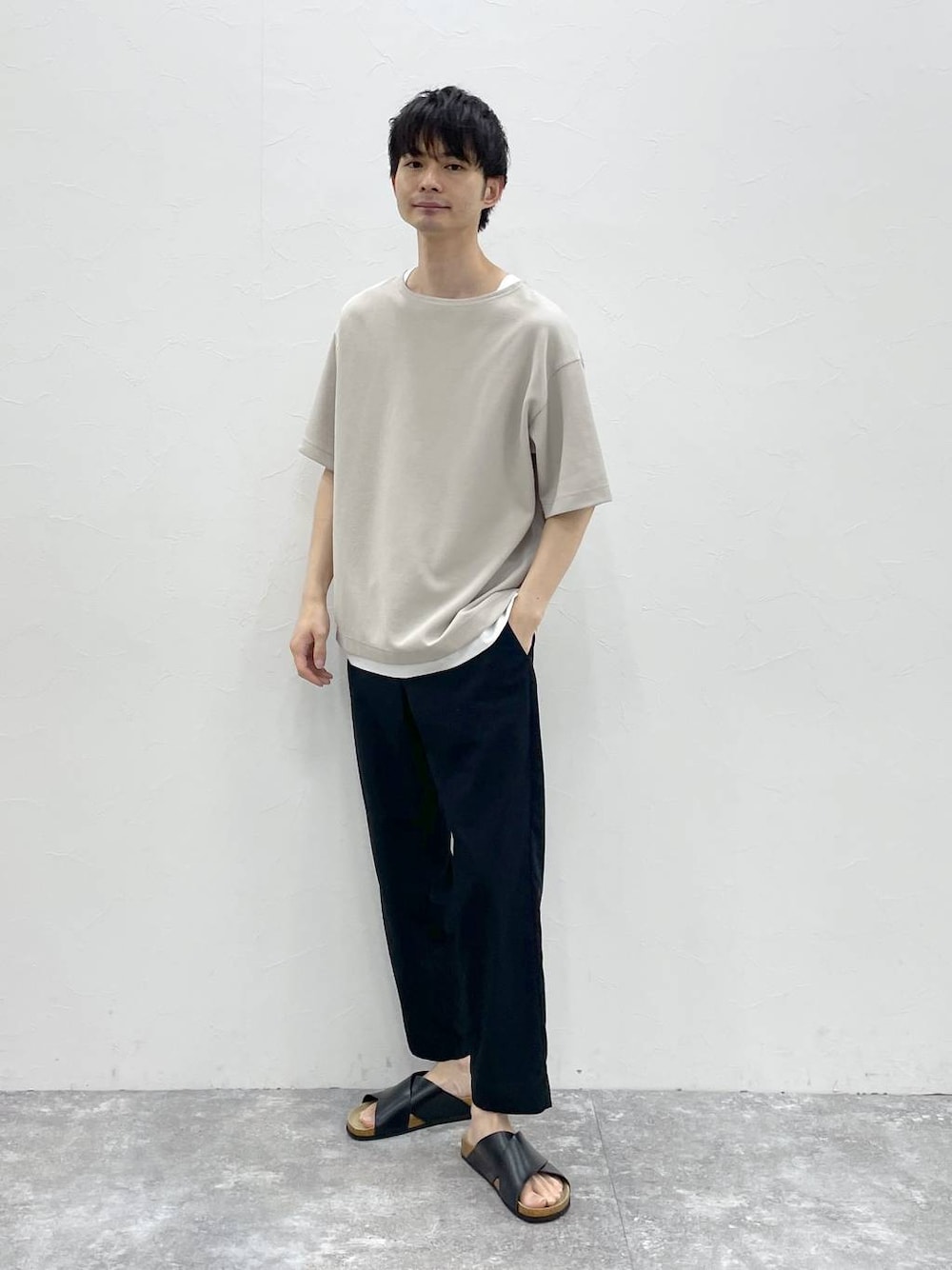 ブラック系のその他パンツ、ベージュ系のTシャツ/カットソーを着用したメンズの春コーディネートの1枚目の写真