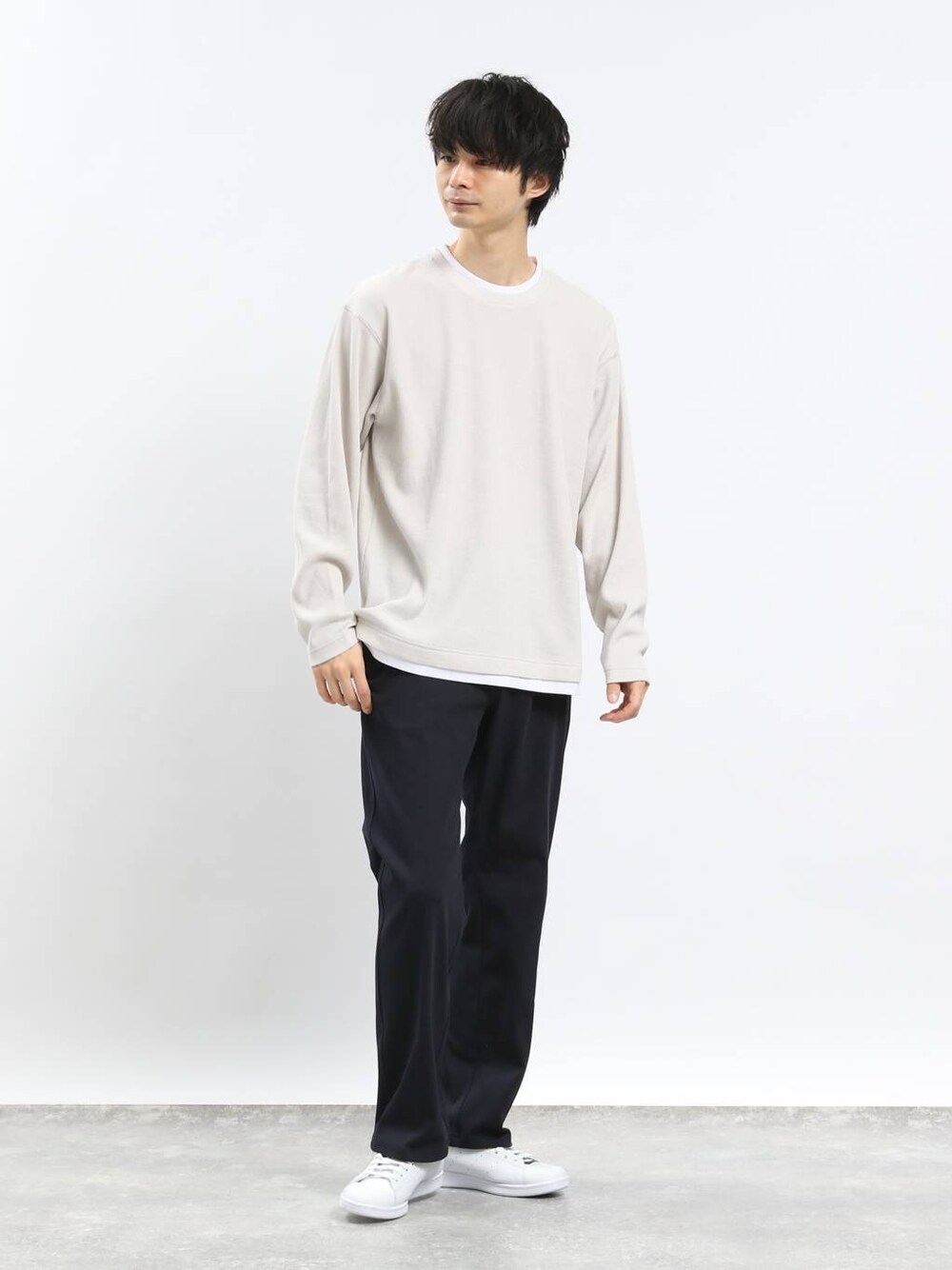 ブラック系のその他パンツ、ホワイト系のTシャツ/カットソーを着用したメンズの春コーディネートの1枚目の写真