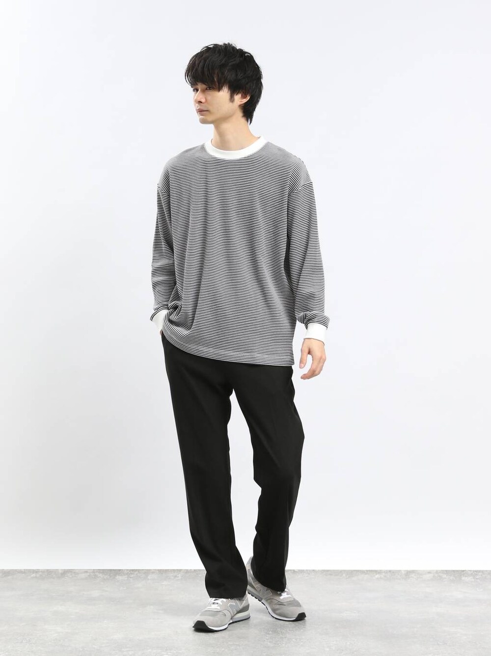 ブラック系のその他パンツ、グレー系のTシャツ/カットソーを着用したメンズの春コーディネートの1枚目の写真