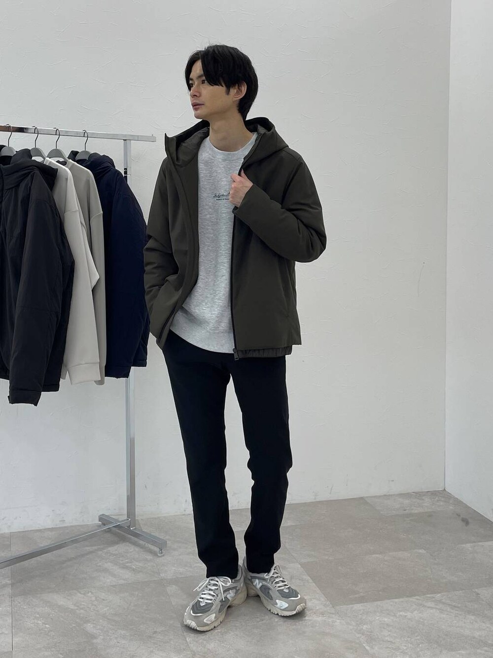 グリーン系のブルゾン、グレー系のスウェット、ブラック系のその他パンツを着用したメンズの冬コーディネートの1枚目の写真
