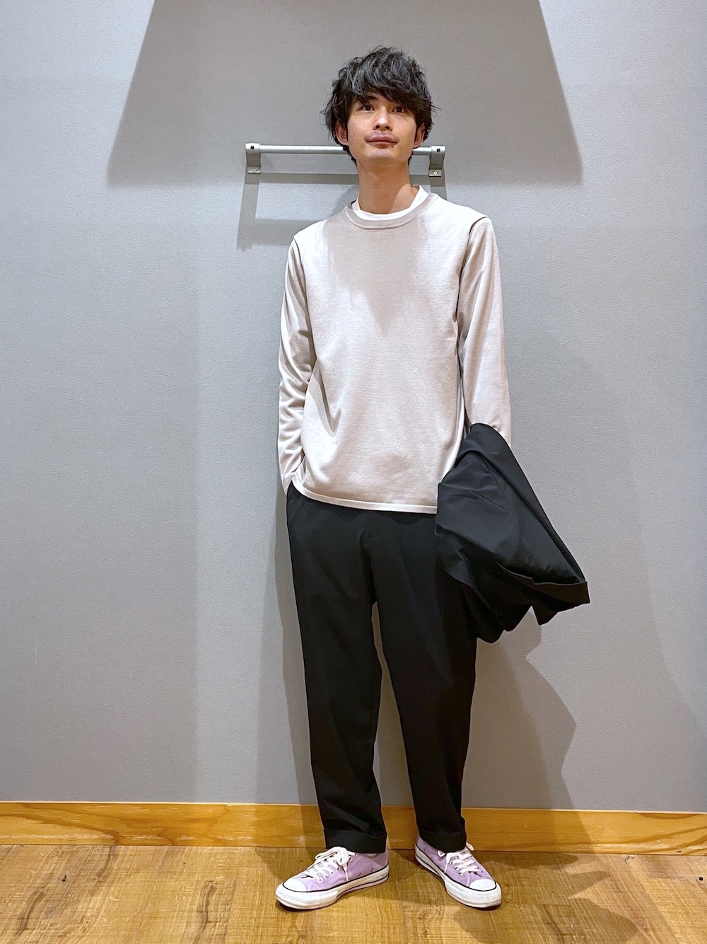 ホワイト系のTシャツ/カットソー、ブラック系のテーラードジャケット、グレー系のニット/セーターを着用したメンズの春コーディネートの2枚目の写真