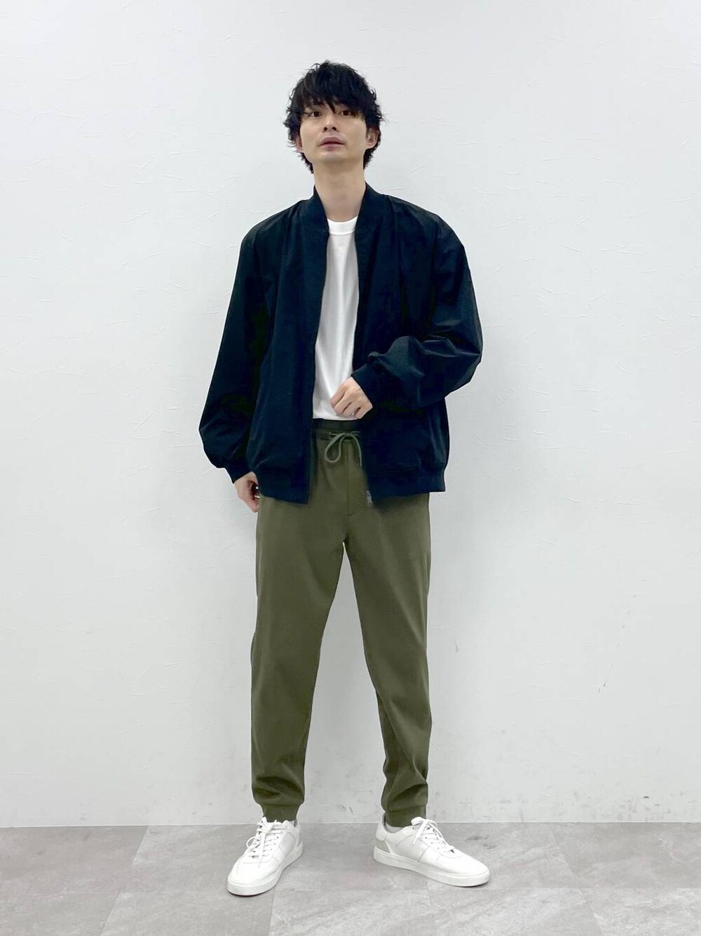 グリーン系のその他パンツ、ブラック系のMA-1を着用したメンズの春コーディネートの1枚目の写真
