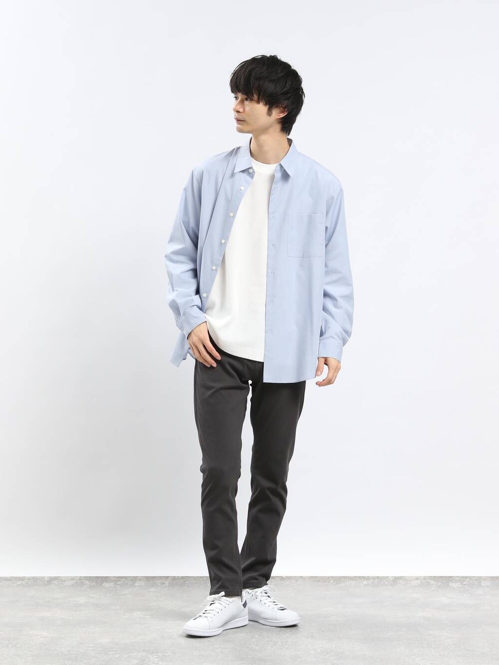 グレー系のその他パンツ、ブルー系のシャツ/ブラウス、ベージュ系のTシャツ/カットソーを着用したメンズの春コーディネートの1枚目の写真