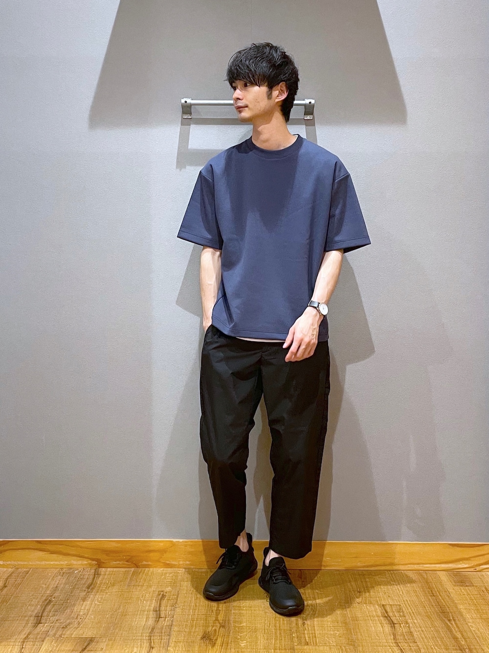 ブルー系のTシャツ/カットソー、ベージュ系のTシャツ/カットソー、ブラック系のスニーカーを着用したメンズの春コーディネートの1枚目の写真