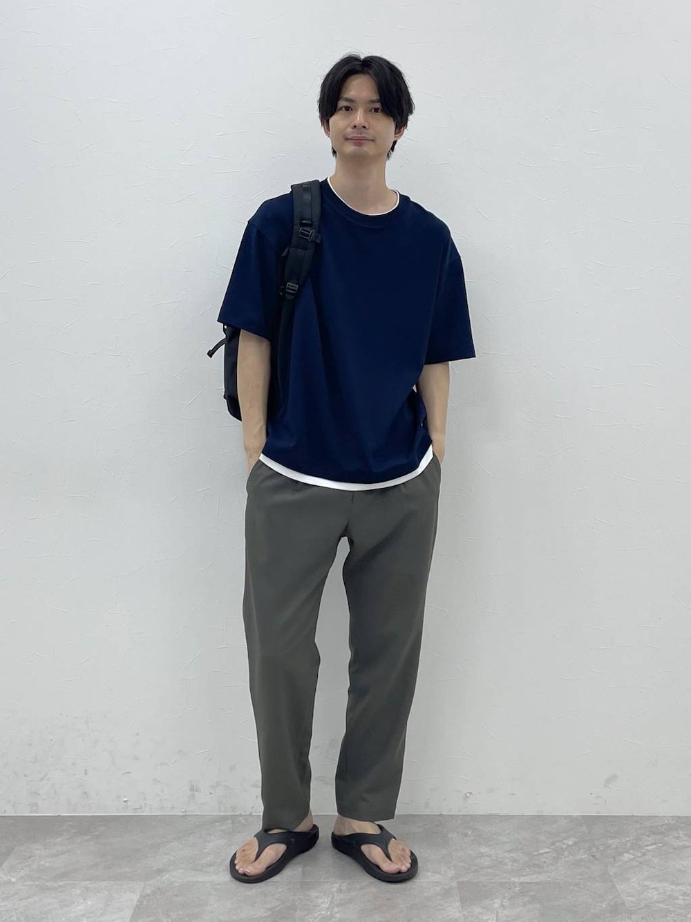 グレー系のその他パンツ、ブルー系のTシャツ/カットソーを着用したメンズの夏コーディネートの1枚目の写真