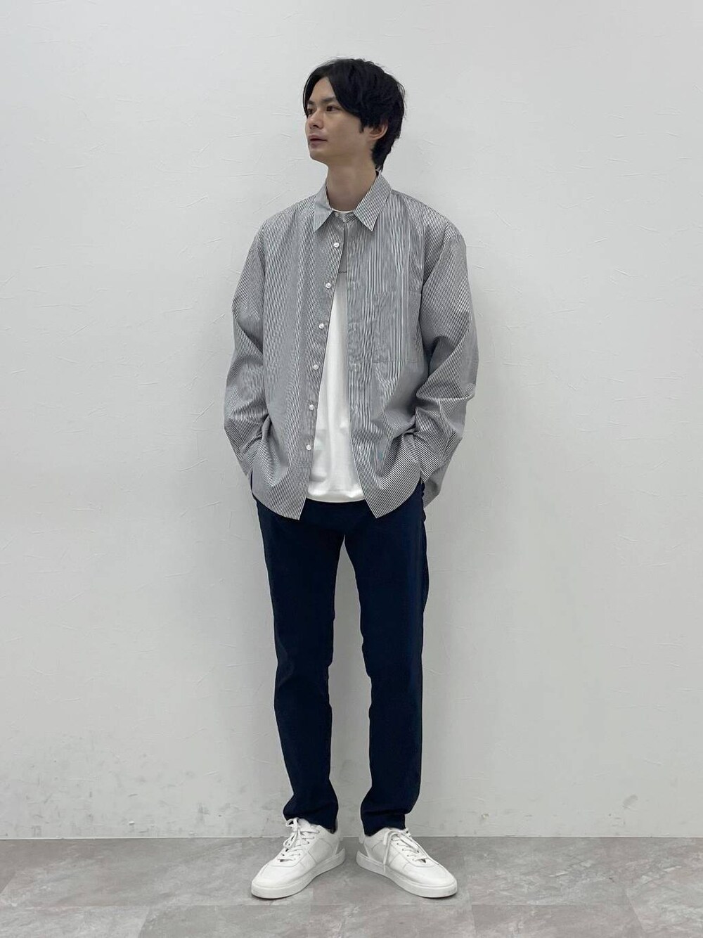 グレー系のシャツ/ブラウス、ブルー系のその他パンツ、ホワイト系のTシャツ/カットソーを着用したメンズの夏コーディネートの1枚目の写真