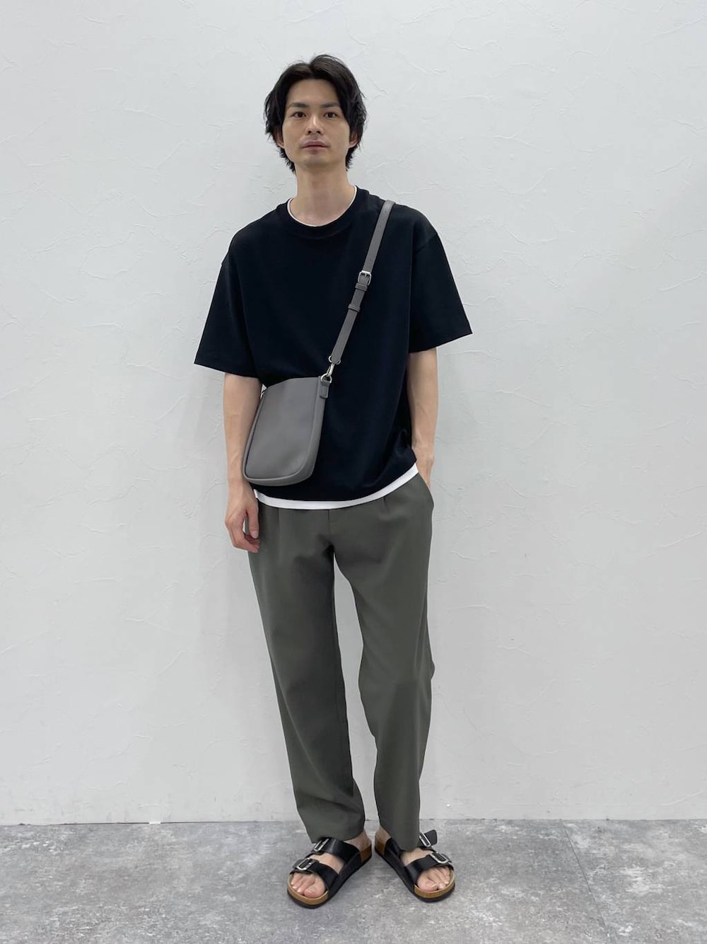 グレー系のその他パンツ、ブラック系のTシャツ/カットソー、グレー系のショルダーバッグを着用したメンズの夏コーディネートの1枚目の写真