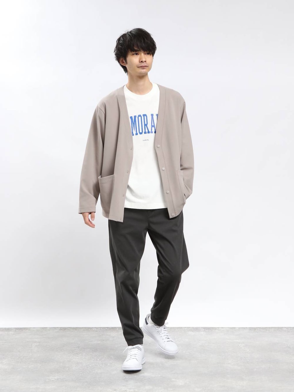 グリーン系のその他パンツ、ベージュ系のカーディガン/ボレロ、ホワイト系のTシャツ/カットソーを着用したメンズの春コーディネートの1枚目の写真