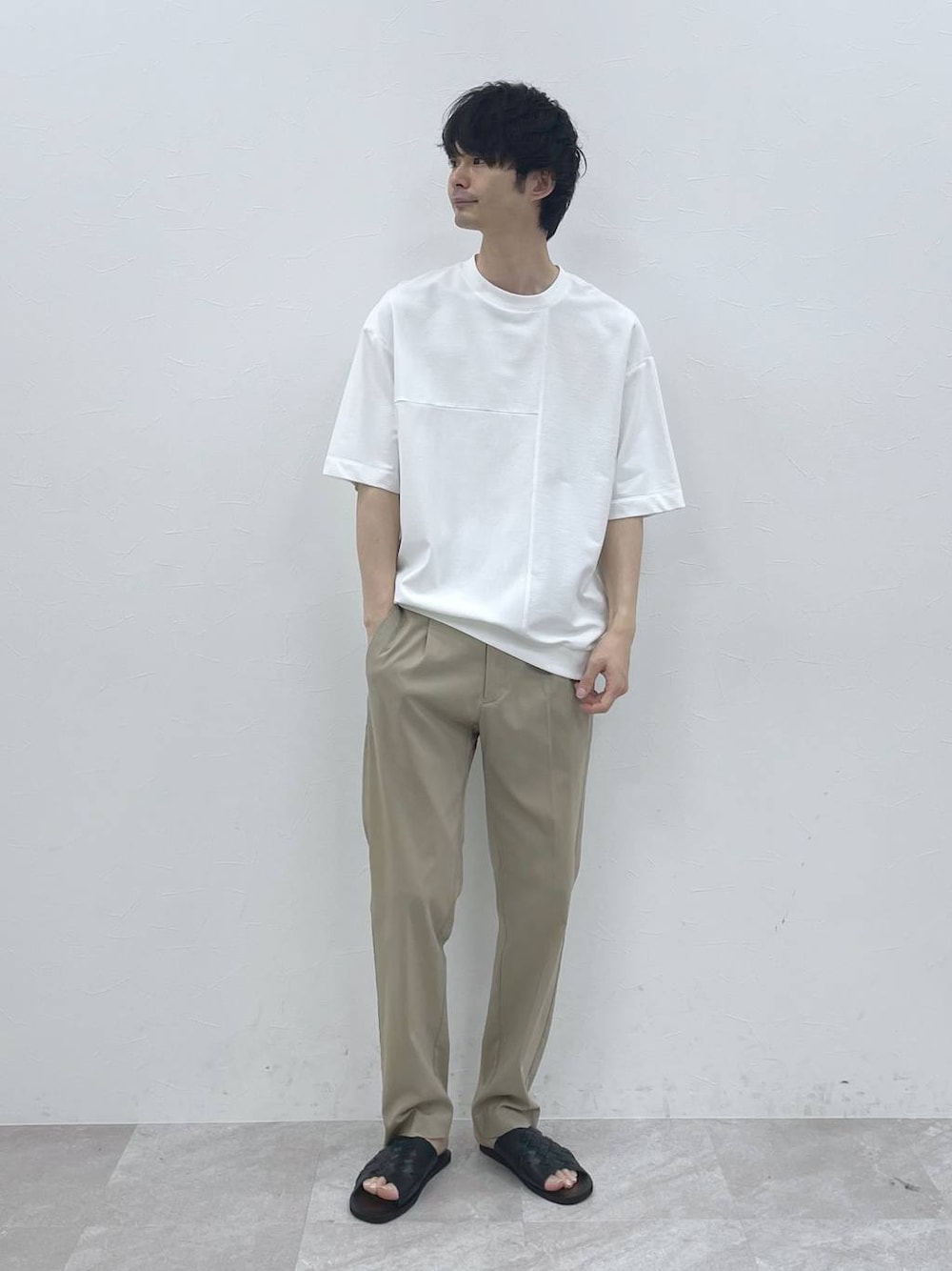 ベージュ系のその他パンツ、ホワイト系のTシャツ/カットソーを着用したメンズの春コーディネートの1枚目の写真