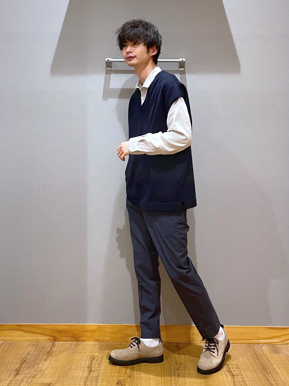 ブルー系のベスト、ホワイト系のシャツ/ブラウス、ブルー系のスラックスを着用したメンズの春コーディネートの2枚目の写真