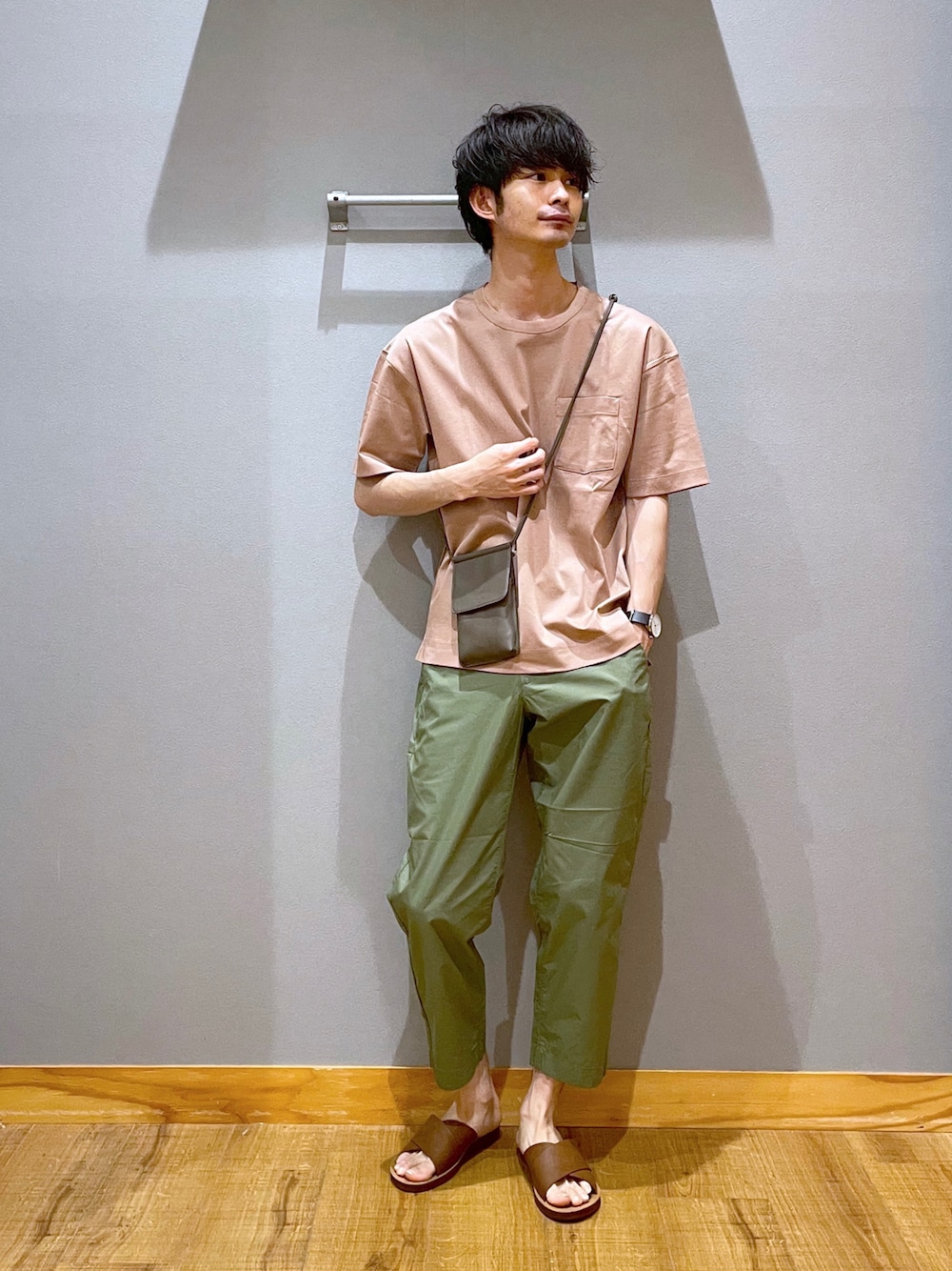 グリーン系のその他パンツ、ブラウン系のサンダル、グレー系のショルダーバッグを着用したメンズの夏コーディネートの1枚目の写真