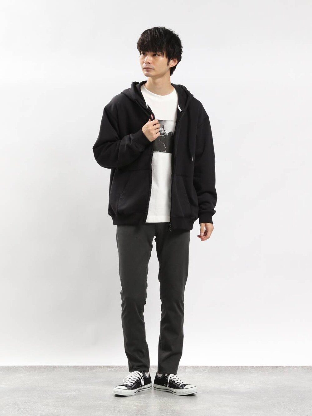 グレー系のその他パンツ、ホワイト系のTシャツ/カットソー、ブラック系のパーカーを着用したメンズの冬コーディネートの1枚目の写真