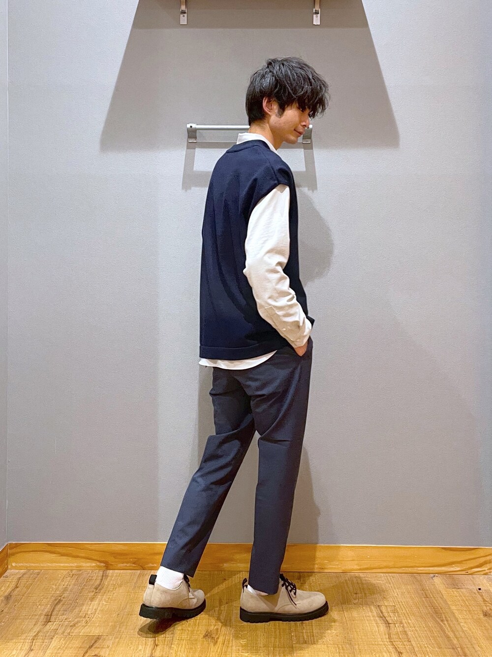 ブルー系のベスト、ホワイト系のシャツ/ブラウス、ブルー系のスラックスを着用したメンズの春コーディネートの3枚目の写真