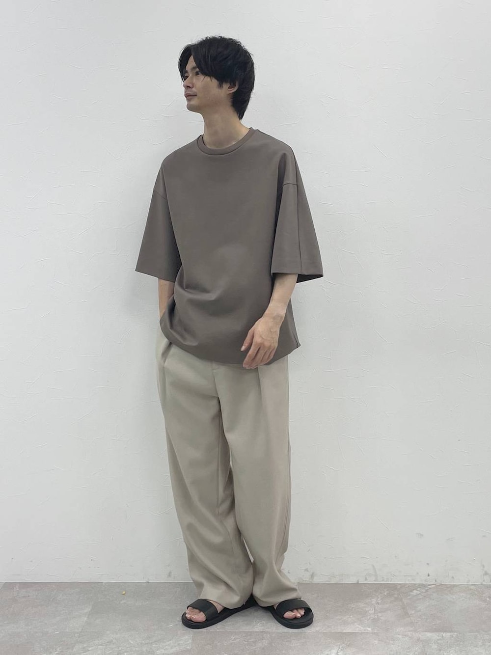 ブラウン系のTシャツ/カットソーを着用したメンズの夏コーディネートの1枚目の写真