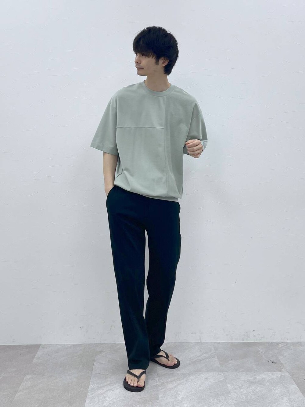 グリーン系のTシャツ/カットソー、ブルー系のその他パンツを着用したメンズの夏コーディネートの1枚目の写真