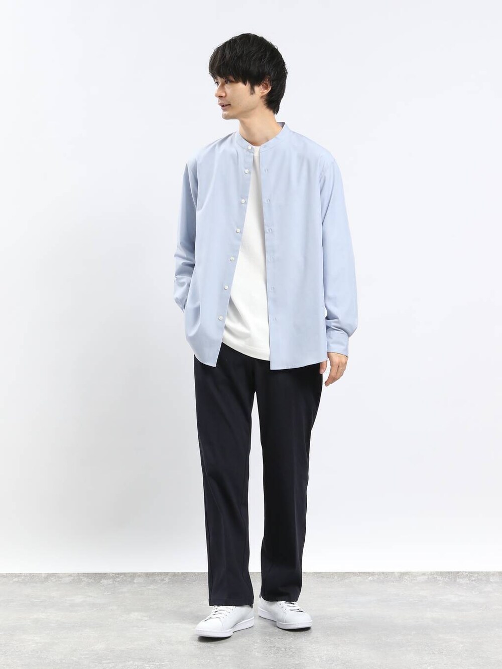 ブルー系のその他パンツ、ブルー系のシャツ/ブラウスを着用したメンズの冬コーディネートの1枚目の写真