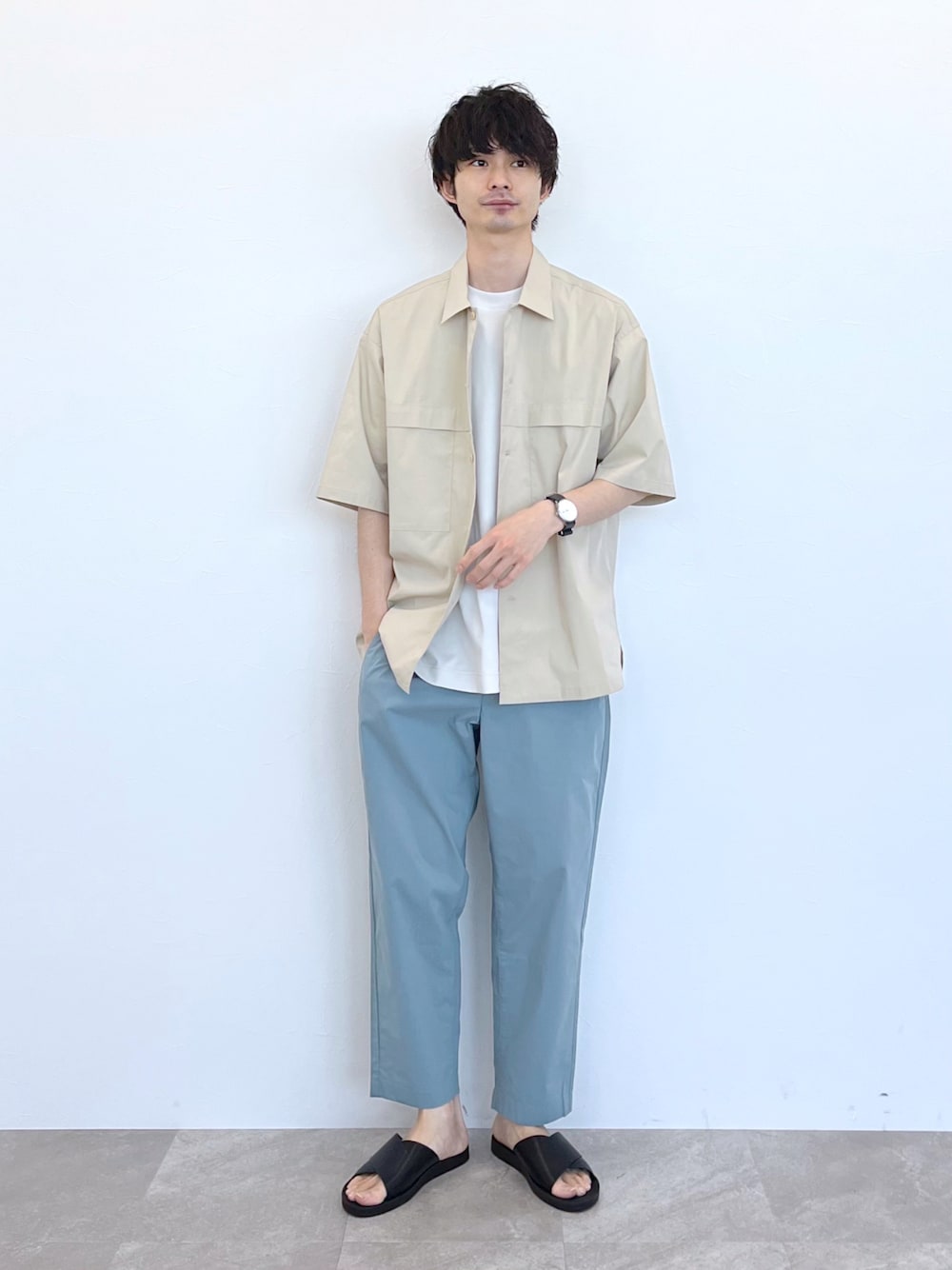 ブラック系のサンダル、ブルー系のその他パンツ、ベージュ系のシャツ/ブラウスを着用したメンズの夏コーディネートの1枚目の写真
