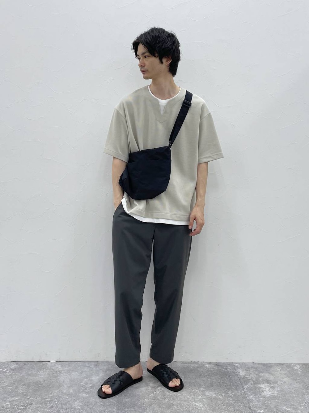 グレー系のその他パンツ、ベージュ系のTシャツ/カットソーを着用したメンズの夏コーディネートの1枚目の写真