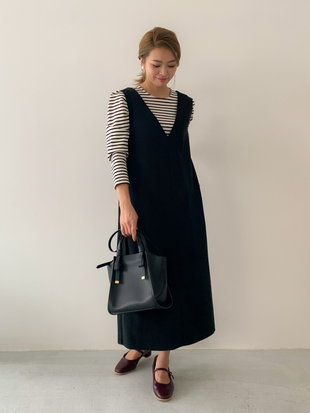 「パンプス、カジュアル、ボーダー、ブラック、ジャンスカ、大人カジュアル、ジャンパースカート、ワインレッド、ootd、ストラップシューズ」｜「ROPE' PICNICのギャザースリーブカットトップス（Tシャツ/カットソー、ホワイト系）」を使った、wanchanさん（レディース・160cm）の秋コーディネートの1枚目の写真