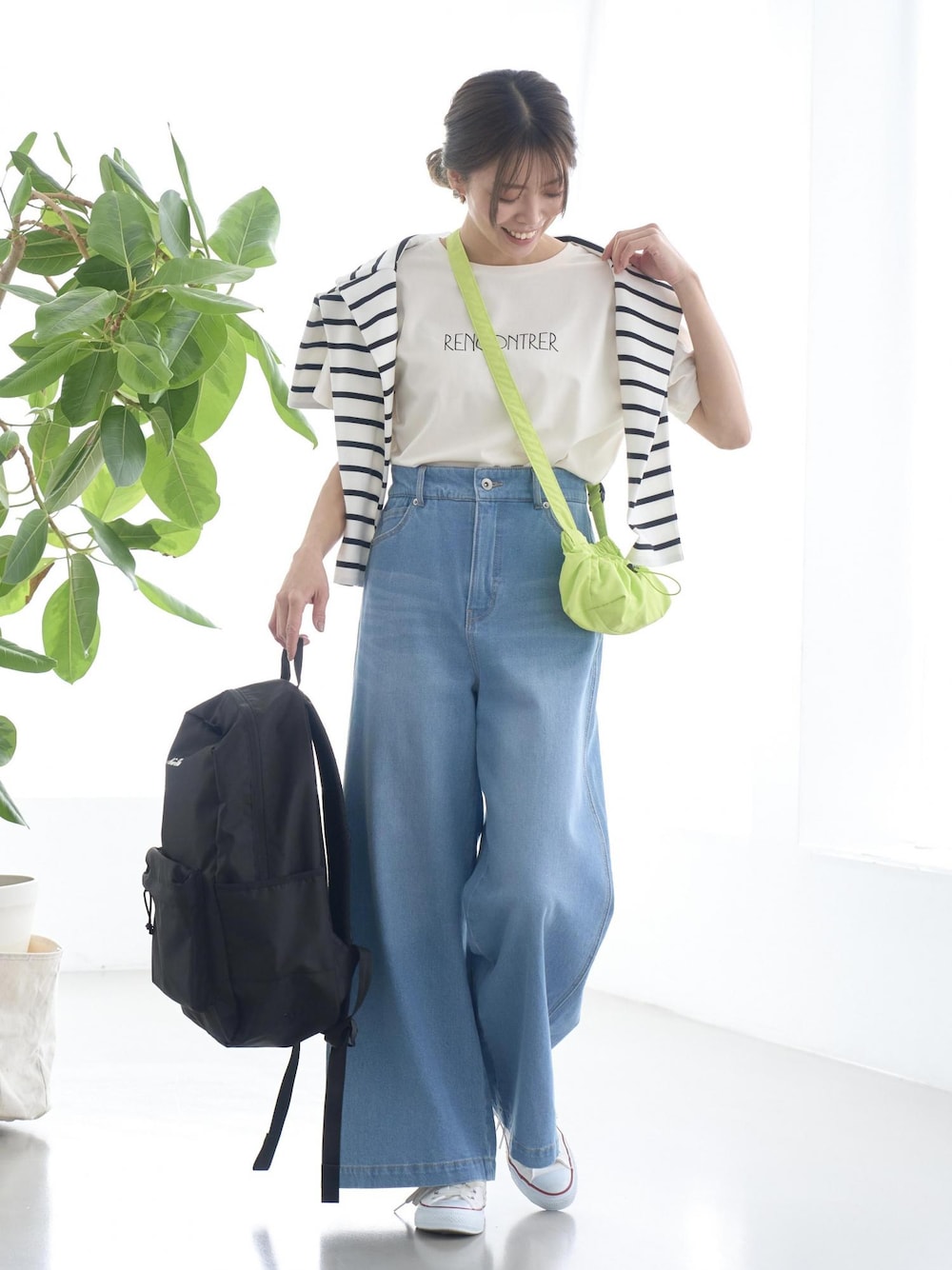 「春コーデ、ロゴT、カーディガン、デニム、デニムパンツ、ワイドパンツ、リュック、ショルダーバッグ、休日スタイル、ママコーデ、お出かけコーデ、シンプルコーデ、旅行、春服みてみて、骨格ナチュラル」｜「ROPE' PICNICの着丈選べるミラノリブカーディガン（カーディガン/ボレロ、ホワイト系）」を使った、wanchanさん（レディース・160cm）の春コーディネートの1枚目の写真