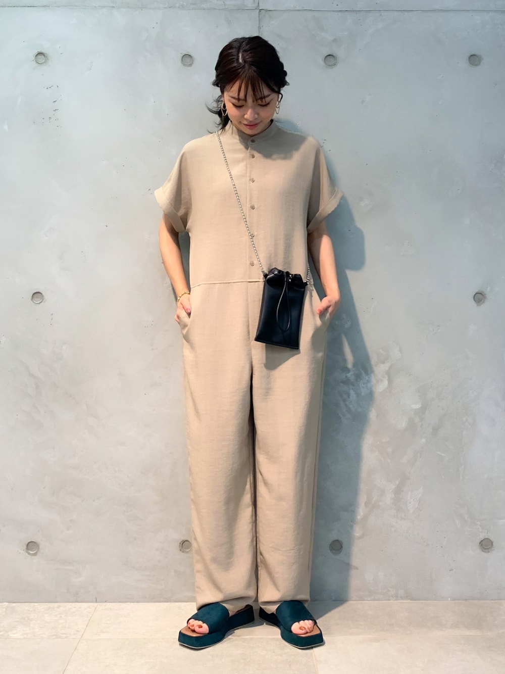 「カジュアル、ベージュ、オールインワン、ナチュラル、大人カジュアル、休日スタイル、サンダル、ootd、おしゃれさんと繋がりたい、オトナ女子」｜「ROPE' PICNICのパールチェーンハンドルソフトミニショルダーバッグ（ショルダーバッグ、ブラック系）」を使った、wanchanさん（レディース・160cm）の夏コーディネートの1枚目の写真