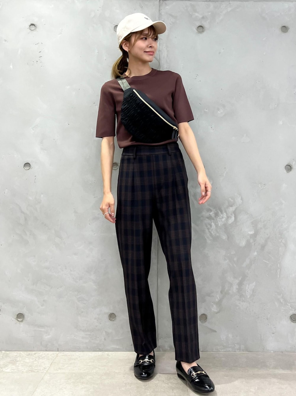 「サマーニット、チェックパンツ、テーパードパンツ、カジュアル、春夏、春夏コーデ、ブラウンコーデ、パンツコーデ、ママコーデ、ママファッション、160cm、骨格ナチュラル、23SS夏の新作、beauty knit、洗濯機ok」｜「HARUTAのROPE' PICNIC PASSAGE byHARUTA/リンクルエナメルビット付フラットローファー（ローファー、ブラック系）」を使った、wanchanさん（レディース・160cm）の夏コーディネートの1枚目の写真