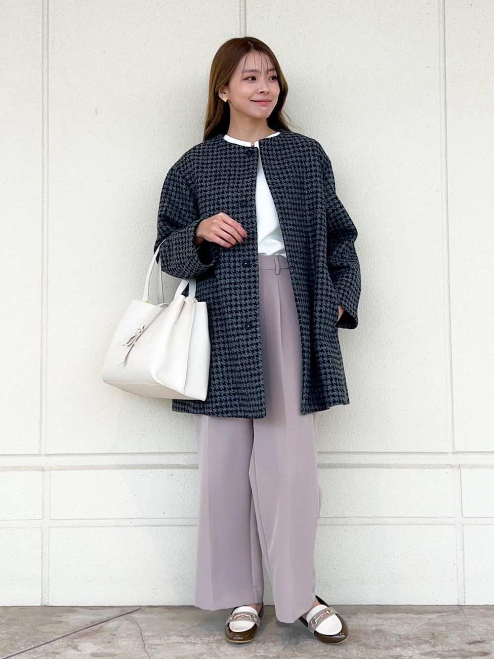 ホワイト系のシャツ/ブラウス、ホワイト系のトートバッグ、イエロー系のその他パンツを着用したレディースの冬コーディネートの1枚目の写真